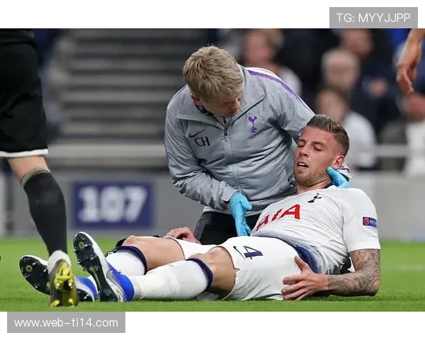 特写：看台突发医疗事件，双方队医协同施救，比赛暂停十分钟